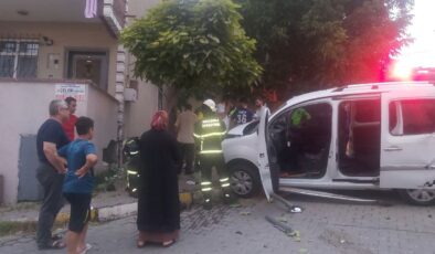 Freni boşalan hafif ticari araç evin duvarına çarptı