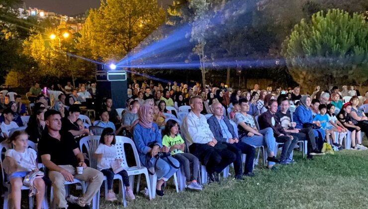 Gölcük’te açık hava sinemasına yoğun ilgi