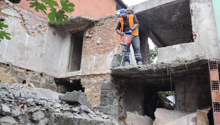 Tehlike oluşturan metruk bina yıkıldı