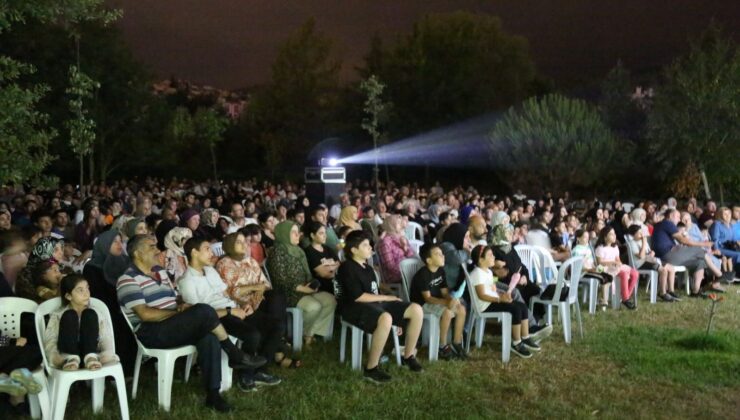 Açık hava sinemasına vatandaşlardan yoğun ilgi