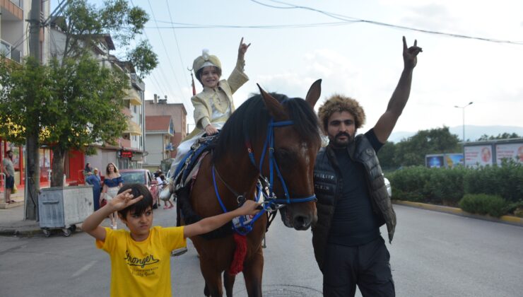 Atlı ve mehterli sünnet coşkusu