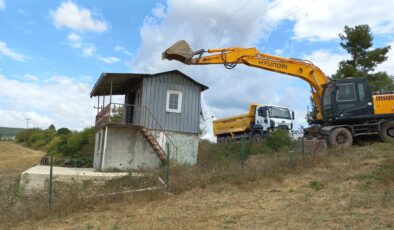 Derince’de metruk bina yıkıldı