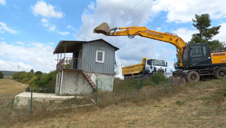 Derince’de metruk bina yıkıldı