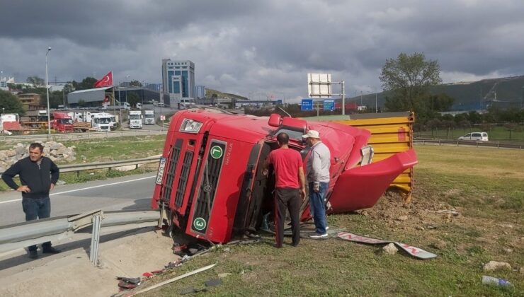 Seyir halindeki tır devrildi, sürücü yara almadan kurtuldu