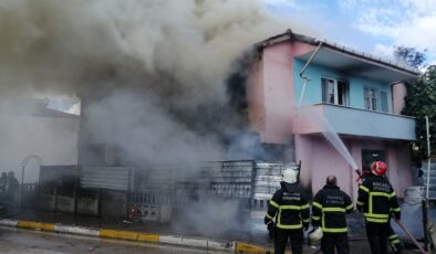 İki katlı evde korkutan yangın: Dumanlar etrafı sardı