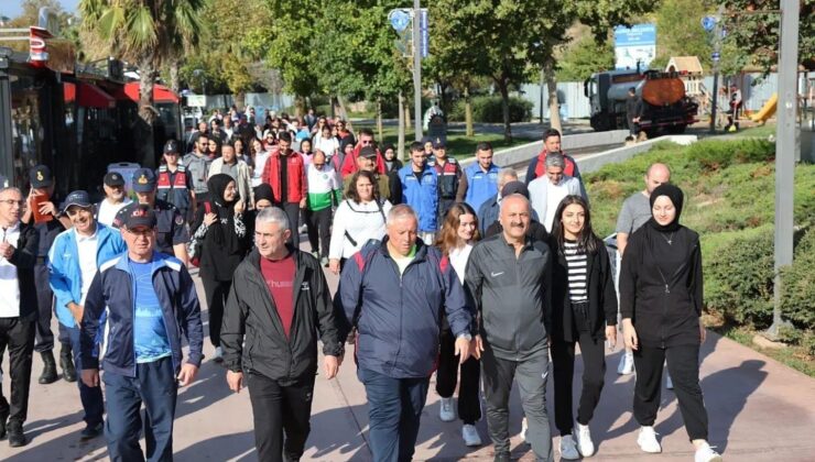 Protokol üyeleri ve vatandaşlar sağlık için yürüdü