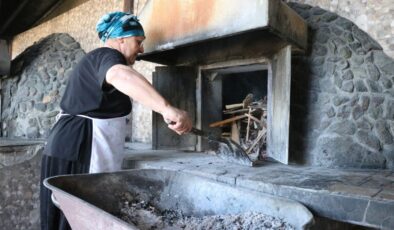 Deprem enkazından yaptığı fırınla 23 yıldır ekmek üretiyor