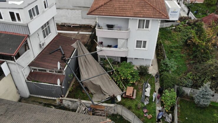 Etkili olan lodos, binanın tentesini uçurdu