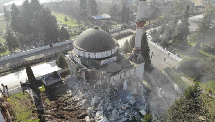 Bayram günlerinde köylülerin buluşma noktasıydı, yıkıldı