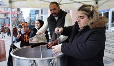 Vatandaşlara aronya suyu ikram edildi