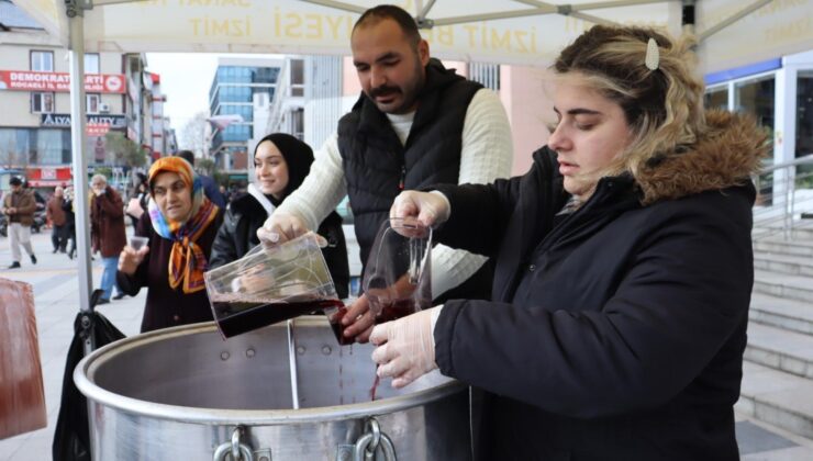 Vatandaşlara aronya suyu ikram edildi