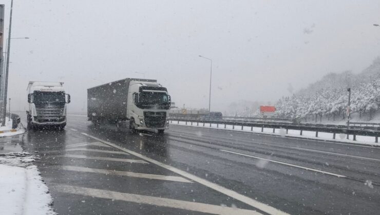 Bolu Dağı geçişinde kar etkisini artırdı