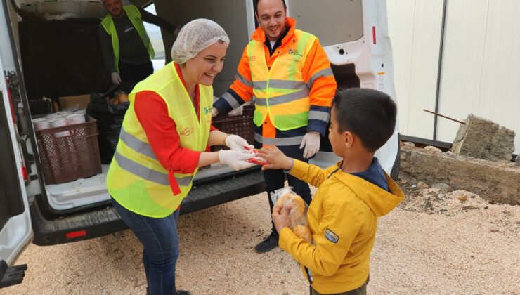 İzmit Belediyesi Pazarcık’ta yaraları sarmak için çalışıyor