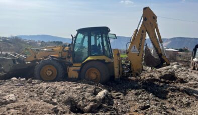 İzmit Belediyesi ekipleri, sel bölgesinde çamura saplanan iş makinesini kurtardı