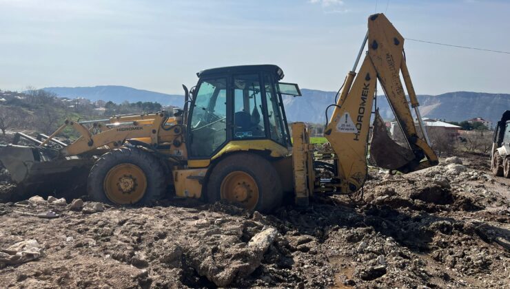 İzmit Belediyesi ekipleri, sel bölgesinde çamura saplanan iş makinesini kurtardı