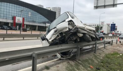 Kontrolden çıkan kamyonet bariyerlere çarparak durabildi