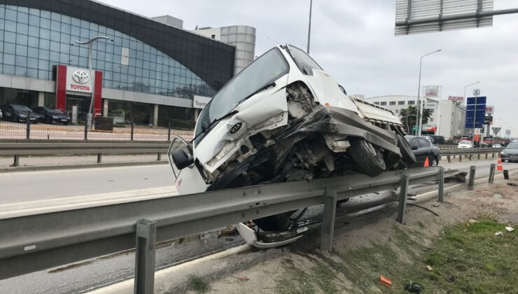 Kontrolden çıkan kamyonet bariyerlere çarparak durabildi