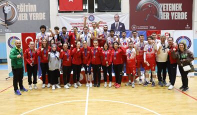 Gölcük’ün işitme engelliler kadın ve erkek voleybol takımı 3. kez Türkiye şampiyonu oldu