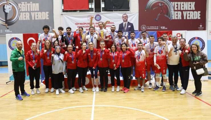 Gölcük’ün işitme engelliler kadın ve erkek voleybol takımı 3. kez Türkiye şampiyonu oldu