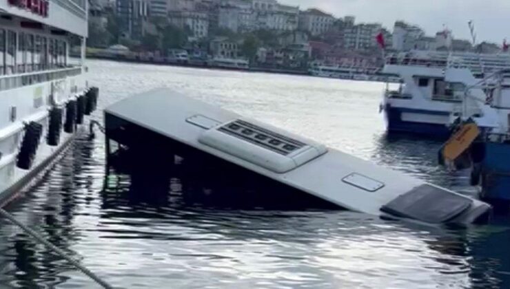 Eminönü’nde İETT otobüsü denize düştü