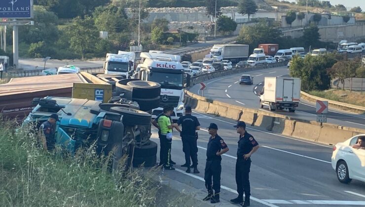 Kocaeli’de devrilen tırdan fırlayan sürücü öldü