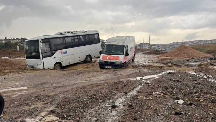  Sağanak yağış nedeniyle yol çöktü