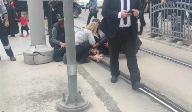 Kocaeli’de tramvayın çarptığı yaya yaralandı