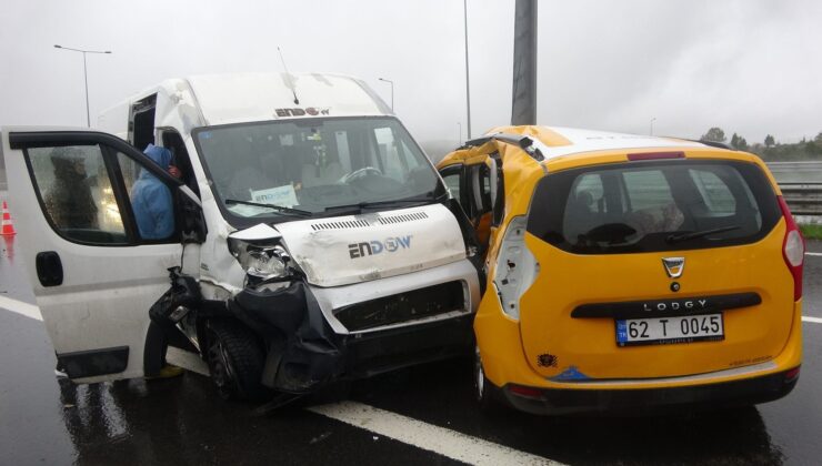 İşçi servisi ile ticari taksi çarpıştı: 13 yaralı