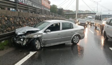 Yağış sebebiyle otomobil bariyerlere çarptı: 1 yaralı 