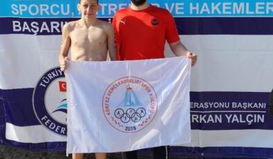 Körfezli yüzücüden çifte derece; Türkiye birincisi oldu