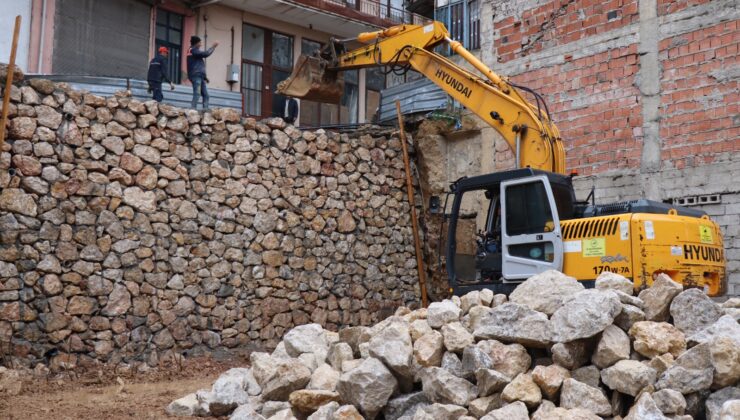 Çöken istinat duvarı yeniden inşa edildi