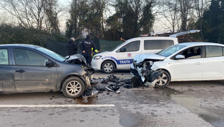 İki otomobil kafa kafaya çarpıştı: 2’si çocuk 4 yaralı