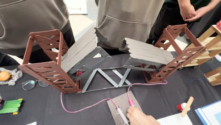 Liseliler yük gemileri için hidrolik sistemli köprü tasarladı