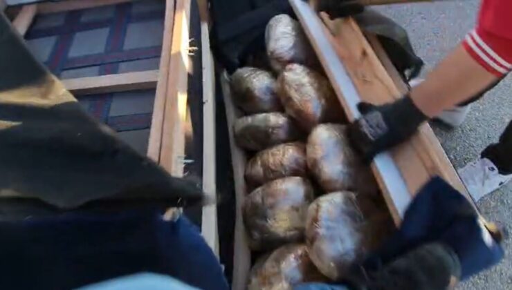 Çekyatın içi uyuşturucu deposu çıktı: 52 kilo skunk ele geçirildi