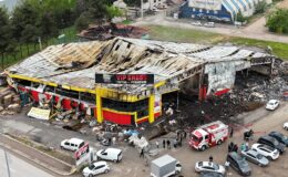 Yangında küle dönen marketin hasarı havadan görüntülendi