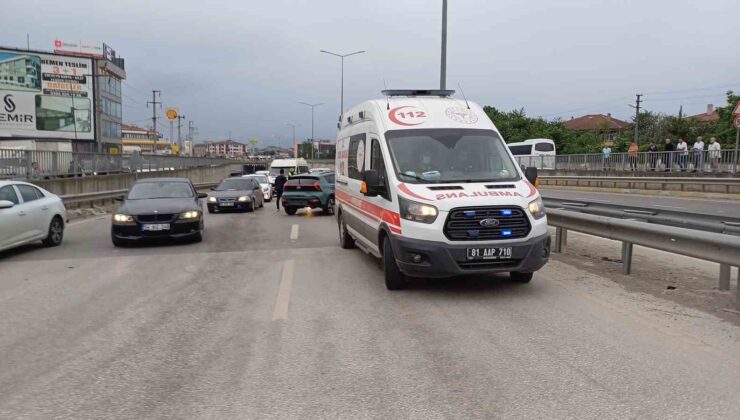 Arkasından Çarpıp Kaçtığı Otomobi̇l, Bari̇yerlere Gi̇rdi̇: 2 Yaralı