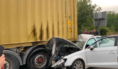 Anadolu Otoyolu’nda otomobil, tıra ok gibi saplandı: 2 yaralı