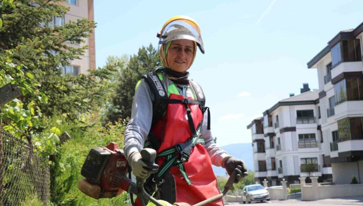 Bolu’nun sokaklarında anne eli: Ekmeğini şehrin sokaklarını temizleyerek kazanıyor