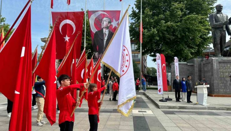 Düzce’de 19 Mayıs kutlamaları Atatürk Anıtı’ndaki törenle başladı