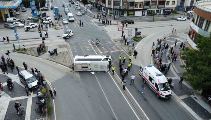 Kırmızı ışıkta geçen otobüse jip çarptı: 8 yaralı