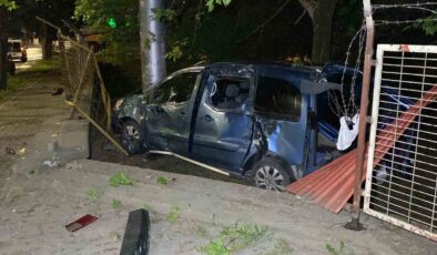 Kocaeli’de hafif ticari araç ağaca çarptı: 1 yaralı
