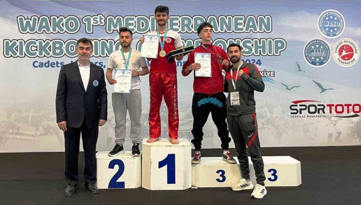 Körfezli Burak, 1. Akdeniz Kick Boks Şampiyonu oldu