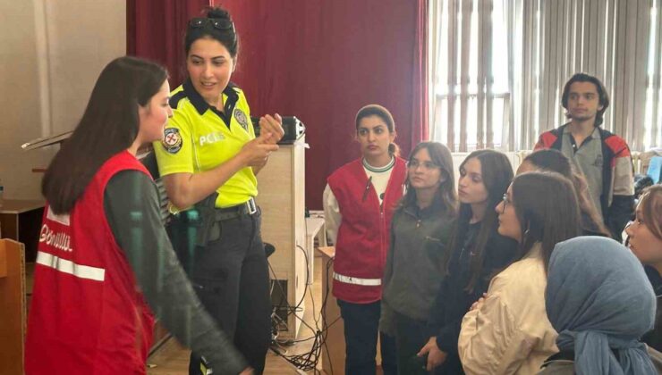 Öğrenciler trafik kurallarını polislerden öğrendi