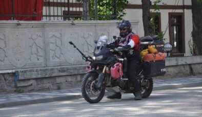 Taylandlı turist Türkiye’yi motosikletiyle şehir şehir geziyor