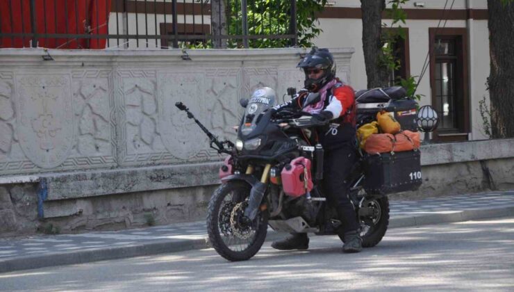 Taylandlı turist Türkiye’yi motosikletiyle şehir şehir geziyor