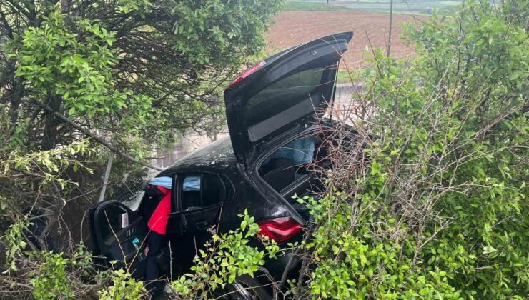 TEM’de bariyerleri aşan otomobil şarampole uçtu: 4 yaralı