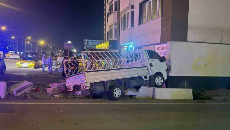 Virajı alamayan kamyonet dükkanlara daldı