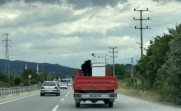 Sakarya’da kamyonet kasasında tehlikeli yolculuk