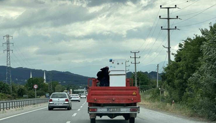 Sakarya’da kamyonet kasasında tehlikeli yolculuk