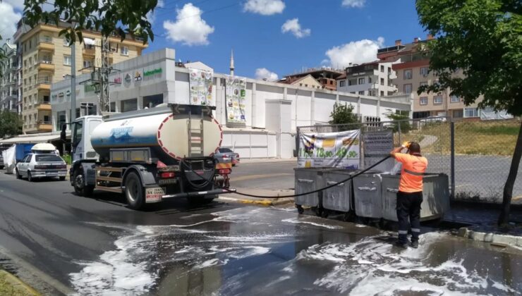 Gebze’de çöp konteynerleri dezenfekte ediliyor